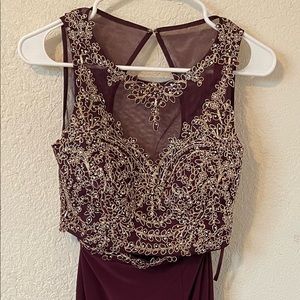 XSCAPE 2 PC Gold Embellished Formal Prom Dress Juniors Size 4 In Burgundy.